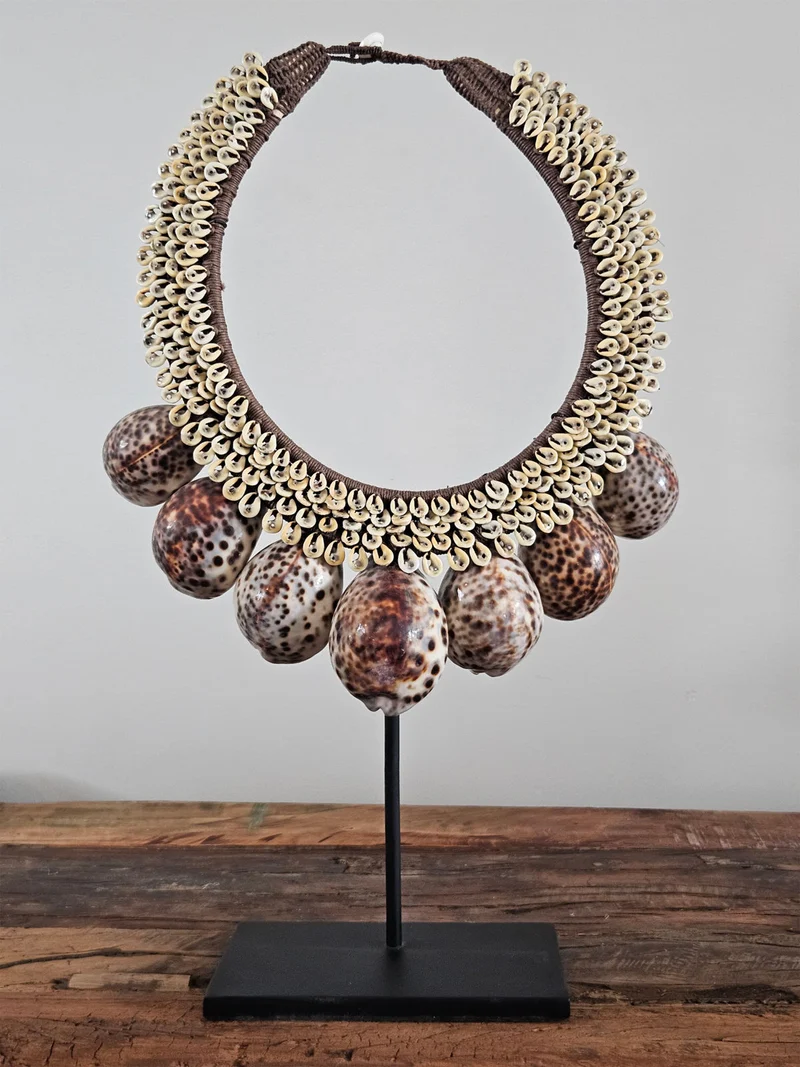 Schelpenketting Tijgerschelp op Standaard - L