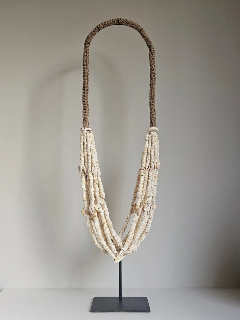 Schelpenketting Wit op Standaard – L