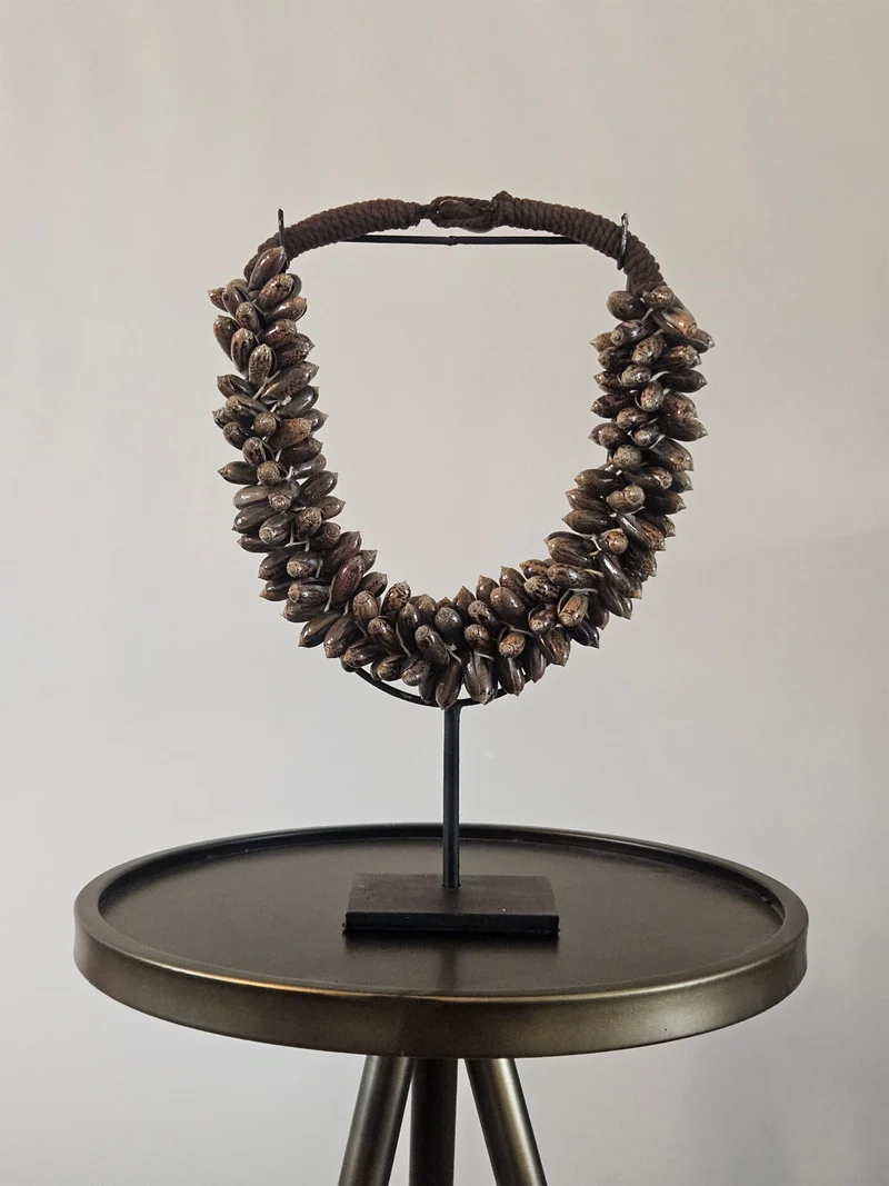Schelpenketting Op Standaard Bruin - M