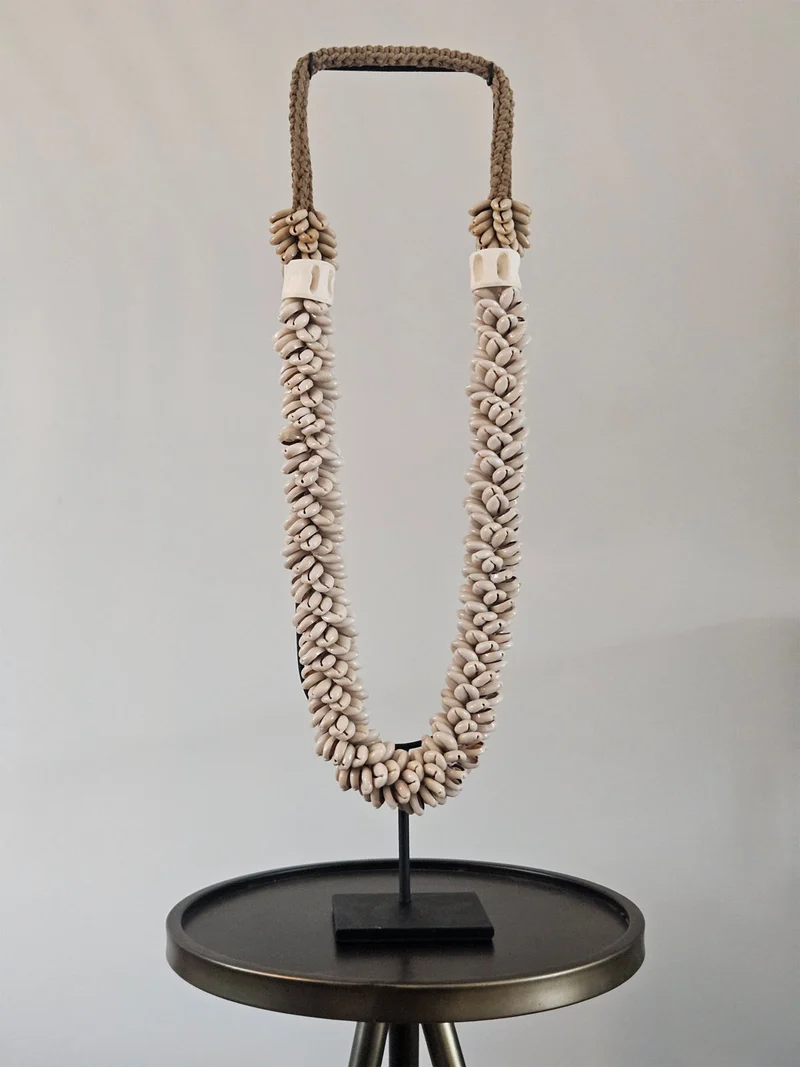 Schelpenketting Op Standaard Beige - L