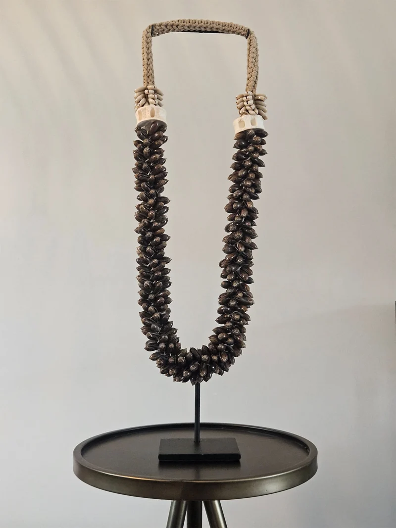 Schelpenketting Op Standaard Bruin - L