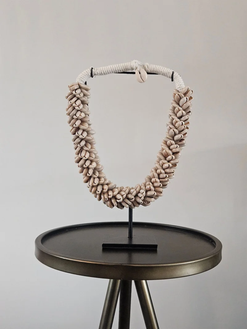 Schelpenketting Op Standaard Beige - M
