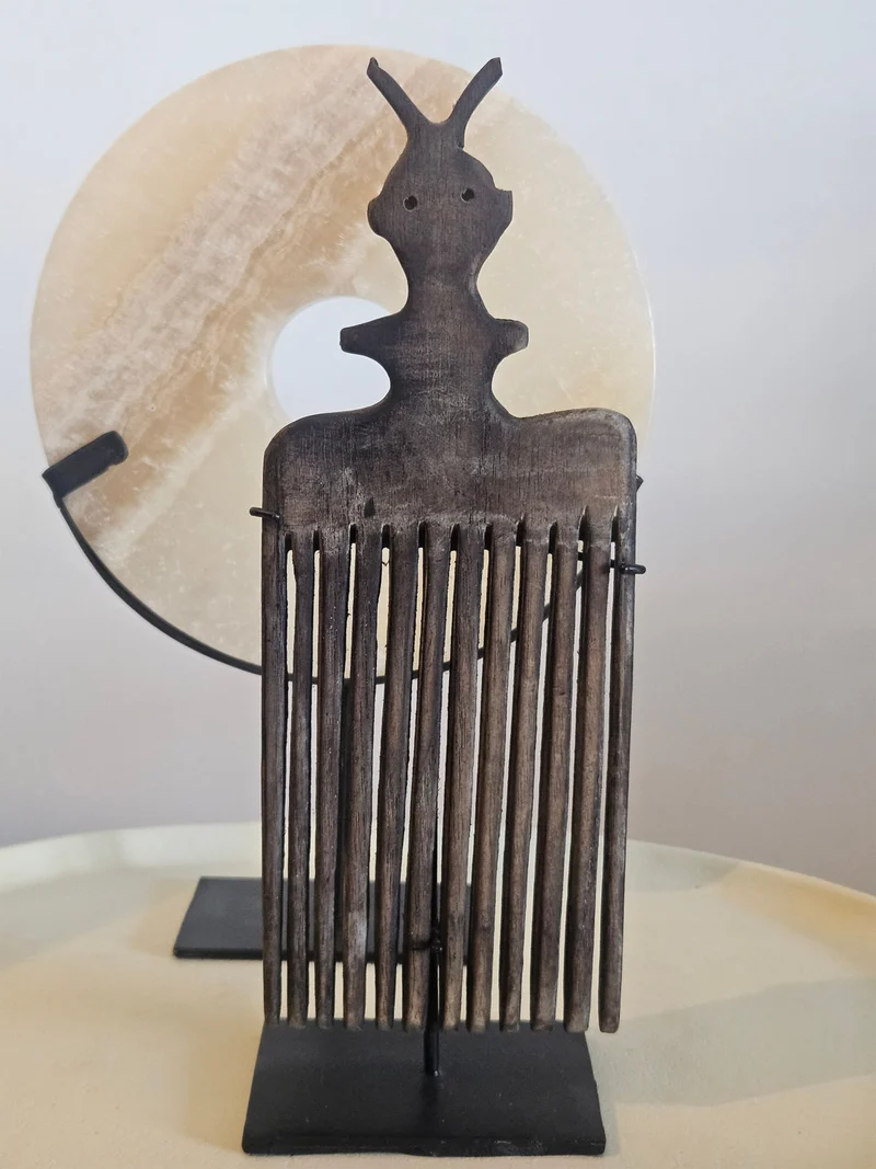 Ornament Kam op Voet met Figuur Bruin Hout