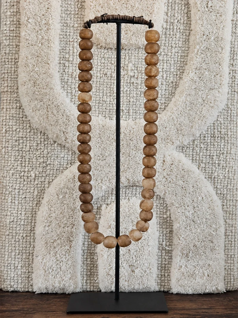 Kralenketting Op Standaard Antique Lichtbruin
