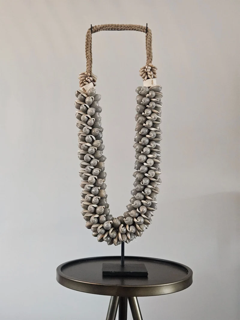 Schelpenketting Op Standaard Grijs – L