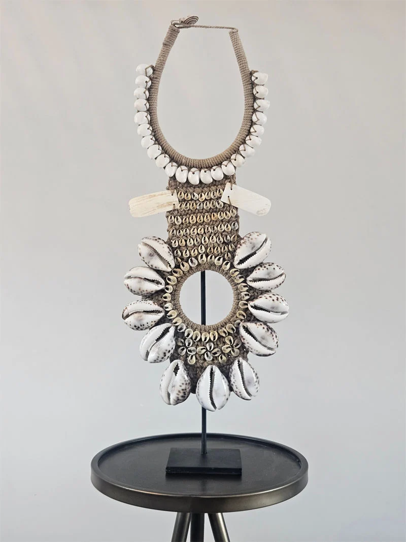 Schelpenketting Tijgerschelp Op Standaard