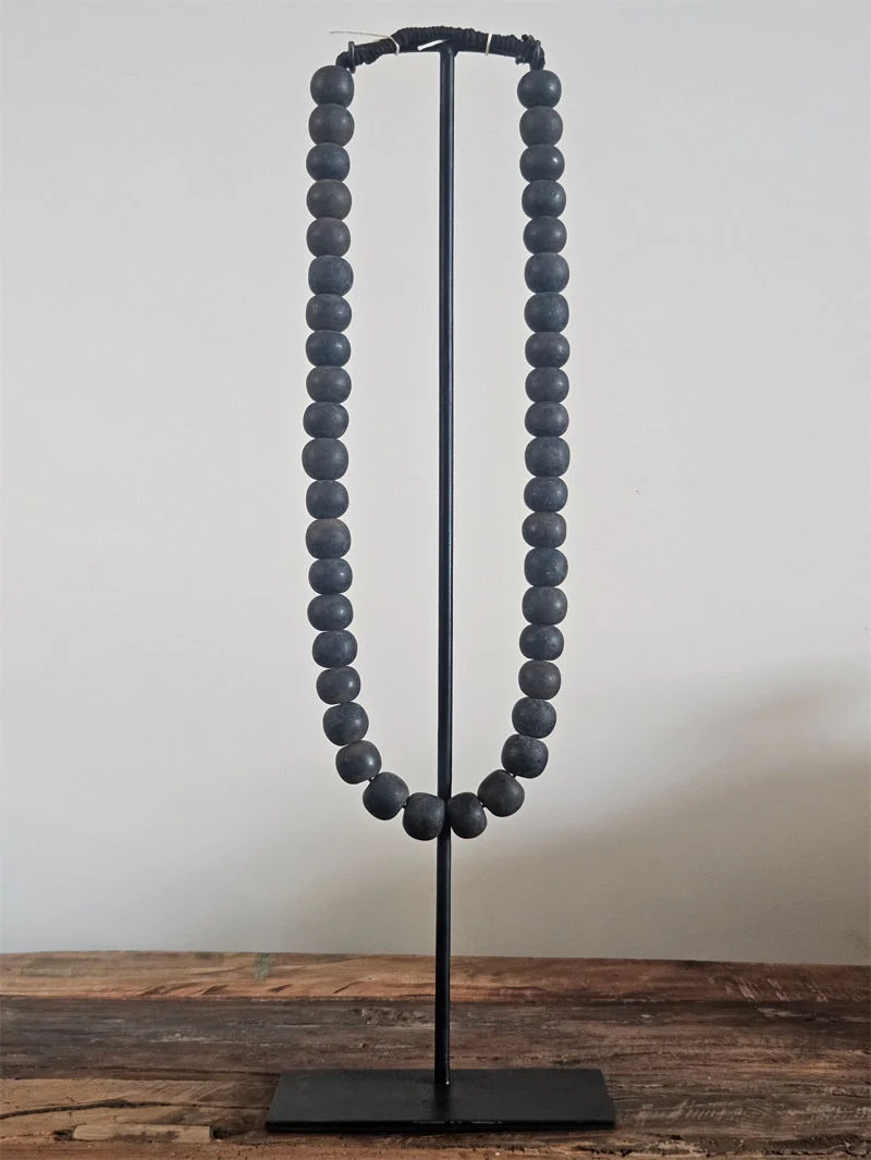 Kralenketting op Standaard Zwart