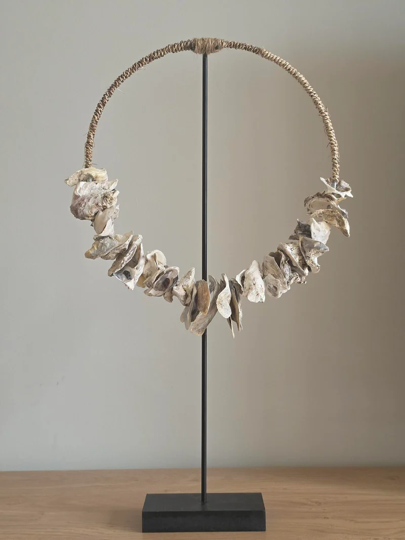 Schelpenketting Op Standaard Placuna