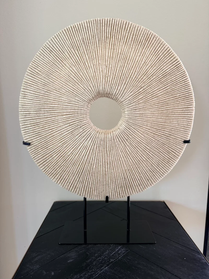 Decoratie op Standaard Zandsteen Beige – 37 cm